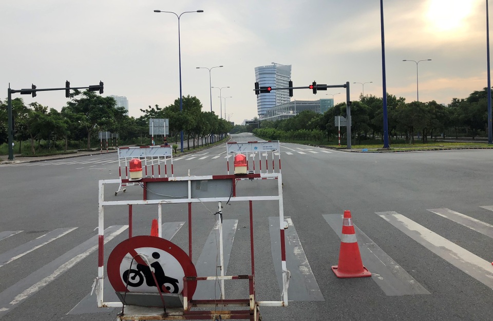 Ngay sau khi xảy ra vụ việc, toàn bộ 2 hướng ra vào hầm Thủ Thiêm (ở cả 2 đầu quận 1 và 2) nhanh chóng được phong tỏa. Tất cả các phương tiện được lực lượng công an quận 1, 2; CSGT Bến Thành, CSGT Cát Lái (Phòng CSGT đường bộ - đường sắt, Công an TPHCM) điều tiết tìm hướng đi khác.