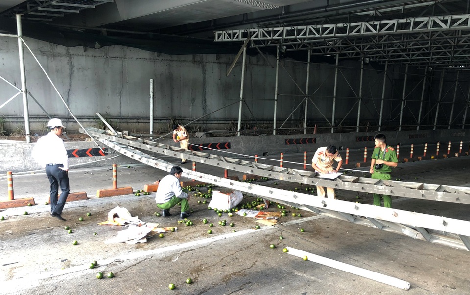 Có thể chuyển cơ quan điều tra vụ sập giàn giáo trước hầm Thủ Thiêm - 2 Công an quận 2 khám nghiệm hiện trường sự cố.