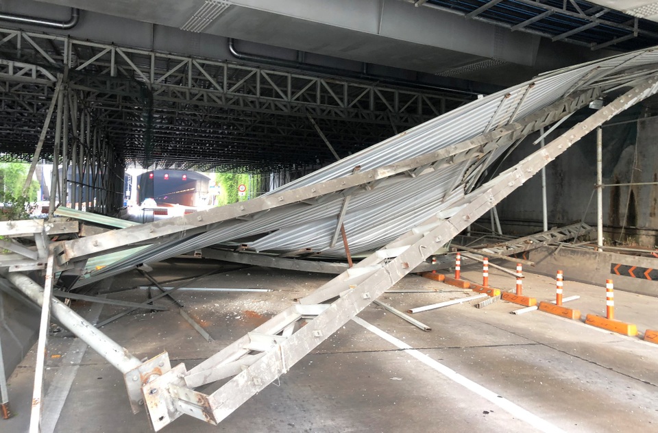 Điều đáng nói là sau khi gây ra sự cố nghiêm trọng, tài xế chiếc xe tải đã bỏ chạy khỏi hiện trường về hướng cao tốc đi Long Thành – Dầu Giây. Qua trích xuất camera, cơ quan chức năng đã xác định được biển số phương tiện là 64C-027.. và đang tiến hành truy tìm.