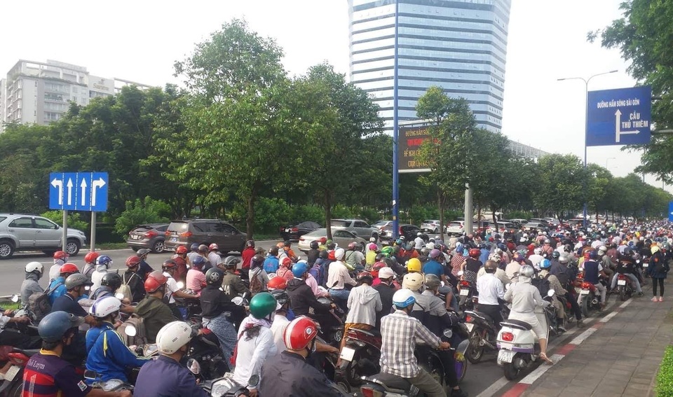 Cảnh ùn tắc nghiêm trọng trên đại lộ Mai Chí Thọ, gần khu vực sự cố sập giàn giáo ở hầm Thủ Thiêm, sáng 15/10.