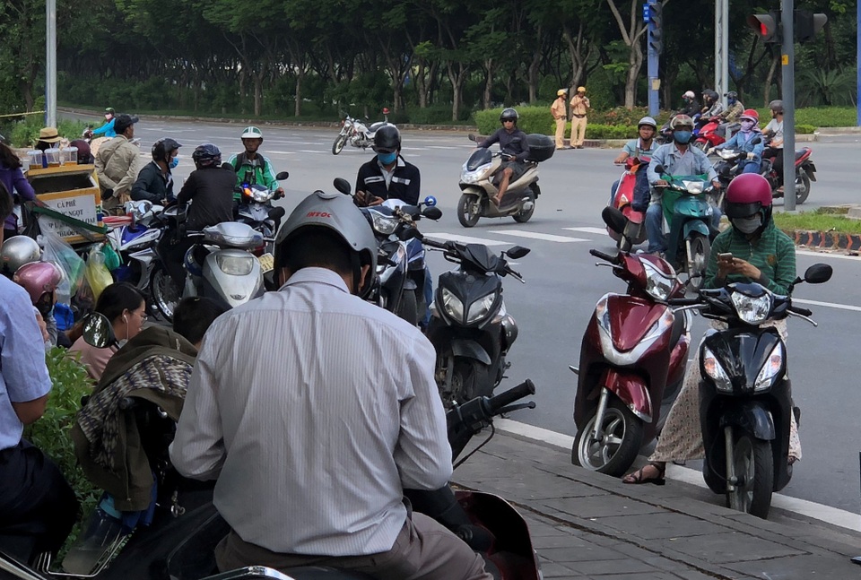 Có thể chuyển cơ quan điều tra vụ sập giàn giáo trước hầm Thủ Thiêm - 5 Giao thông nhiều tuyến đường dẫn về hầm Thủ Thiêm vô cùng hỗn loạn, kẹt xe hết sức nghiêm trọng.