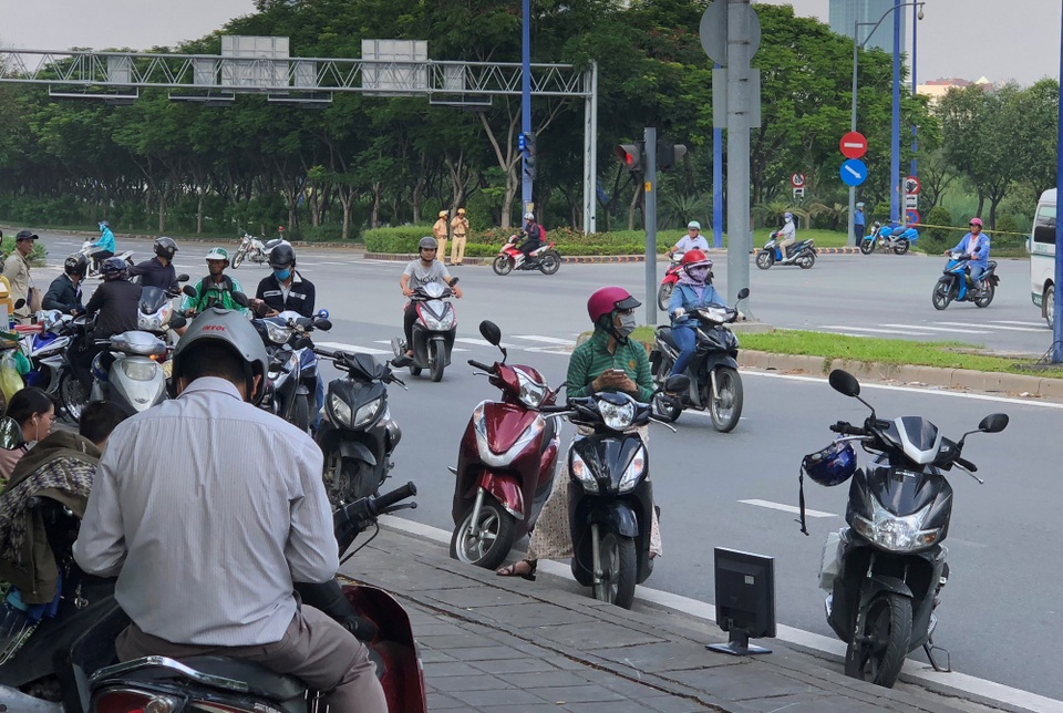 Vụ sập giàn giáo gây tê liệt hầm Thủ Thiêm: Hai tài xế đều… không biết gì (?!) - 5 Lực lượng công an phong tỏa không cho phương tiện lưu thông qua hầm suốt 5 tiếng đồng hồ để xử lý sự cố.