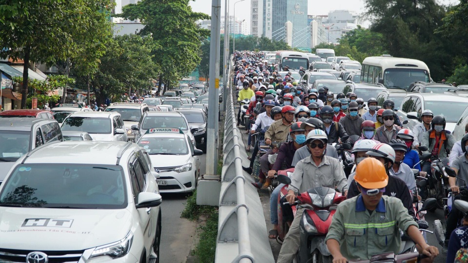 Giao thông Sài Gòn rối loạn khi "mất" hầm Thủ Thiêm - 10 Kẹt cứng cả trên và dưới cầu vượt Nguyễn Hữu Cảnh