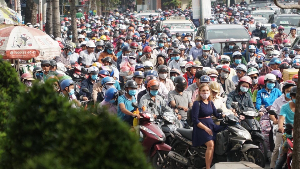 Giao thông Sài Gòn rối loạn khi "mất" hầm Thủ Thiêm - 8
Đường Nguyễn Hữu Cảnh không lối thoát sáng thứ 2