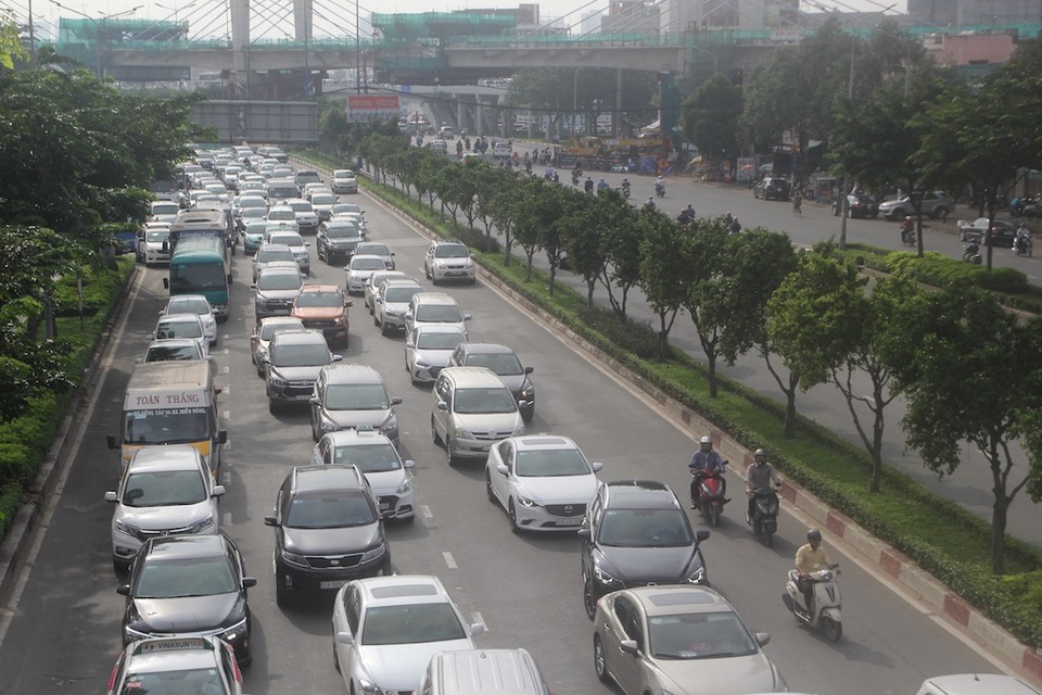 Giao thông Sài Gòn rối loạn khi "mất" hầm Thủ Thiêm - 6 Xe xếp hàng dài trên đường Điện Biên Phủ