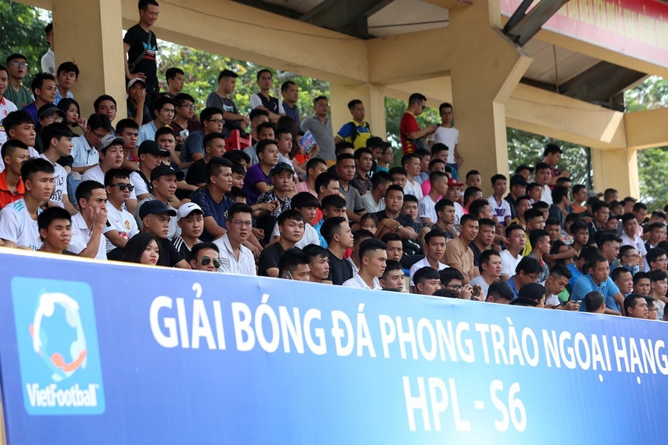 Giải bóng đá phong trào HPL-S6 khốc liệt ngay ngày khai mạc - 4
Khán giả đến sân C500 khá đông