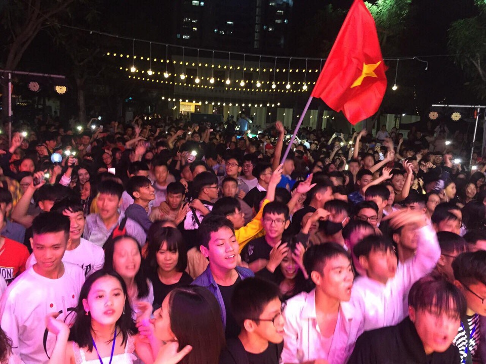 Hàng ngàn bạn trẻ thành Vinh hào hứng tham gia lễ hội tiếng Anh “Be Different” - 4
Lễ hội thực sự thành công với sự tham gia của hơn 4000 bạn trẻ trên địa bàn TP Vinh.