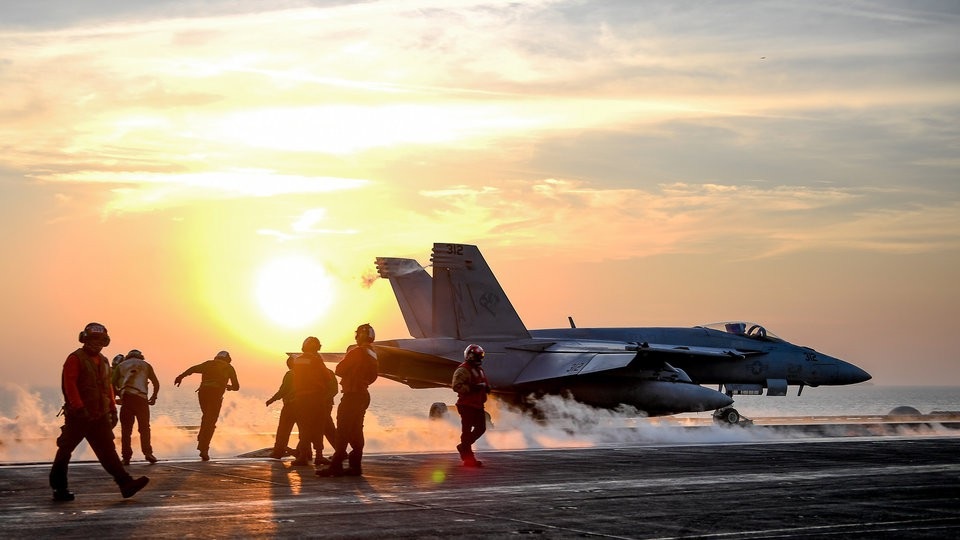 Sức mạnh phủ khắp đại dương của Hải quân Mỹ - 16 Máy bay chiến đấu F/A-18 Super Hornet trên tàu sân bay USS Theodore Roosevelt.