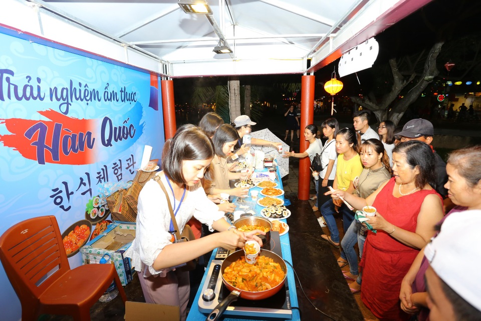 Giới trẻ Hội An háo hức trải nghiệm ẩm thực Hàn Quốc - 2 Giới trẻ Hội An háo hức trải nghiệm ẩm thực Hàn Quốc - 2