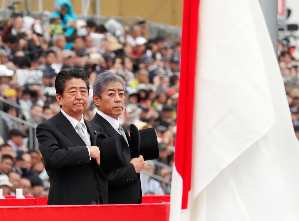 Lực lượng phòng vệ Nhật Bản duyệt binh phô diễn sức mạnh - 3
Thủ tướng Shinzo Abe và Bộ trưởng Quốc phòng Nhật Bản Takeshi Iwaya chào cờ trong lễ duyệt binh tại căn cứ Asaka ở phía bắc Tokyo.