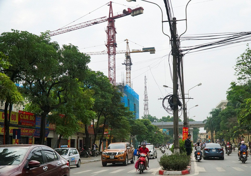 Ẩn họa treo lơ lửng quanh các công trình xây dựng ở Hà Nội - 1 
Nhiều năm nay, Hà Nội như một đại công trường với nhiều công trình dự án lớn được thi công, cùng với đó là các thiết bị khổng lồ phục vụ xây dựng.