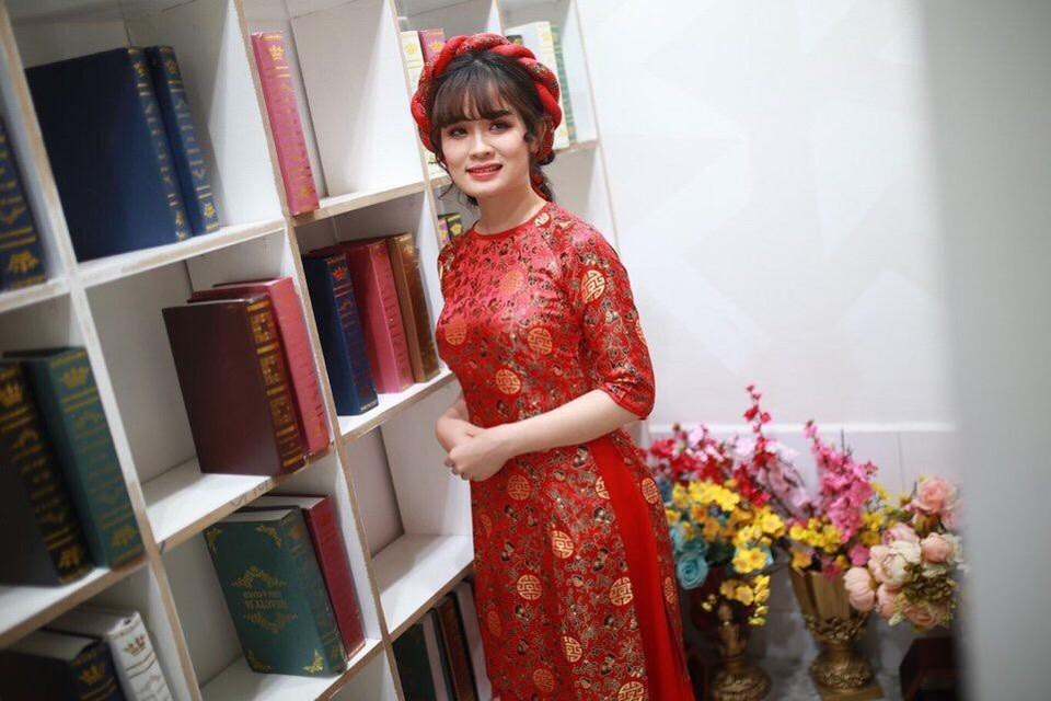 
Hình ảnh cô giáo Lan đam mê nghề làm hoa tươi
