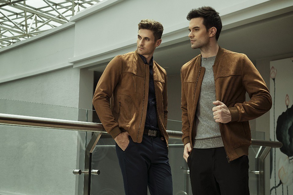 Thu Đông 2018 - Bữa tiệc thời trang giàu cảm hứng “Smart Casual” - 1
Nam tính và phóng khoáng với áo khoác da lộn kết hợp sơ mi/len