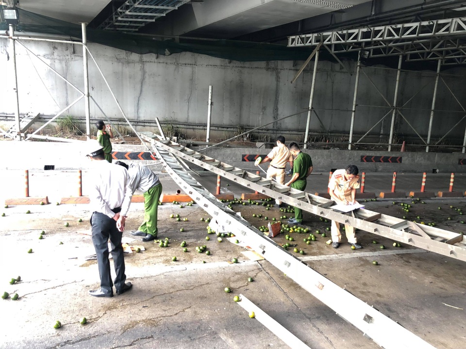 Sập giàn giáo trước hầm Thủ Thiêm, phong toả toàn bộ hầm, giao thông tê liệt - 8 Công an khám nghiệm hiện trường