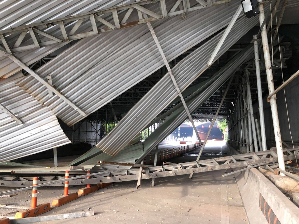 Sập giàn giáo trước hầm Thủ Thiêm, phong toả toàn bộ hầm, giao thông tê liệt - 1 Sập giàn giáo trước hầm Thủ Thiêm, phong toả toàn bộ hầm, giao thông tê liệt - 1