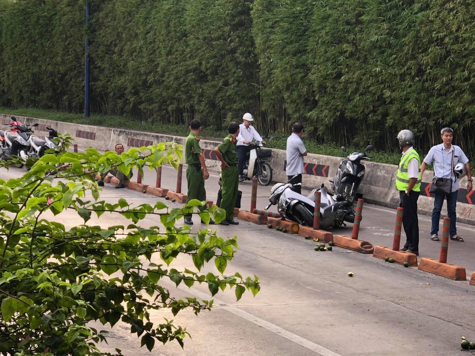 Sập giàn giáo trước hầm Thủ Thiêm, phong toả toàn bộ hầm, giao thông tê liệt - 4
Chiếc xe máy đổ tại hiện trường