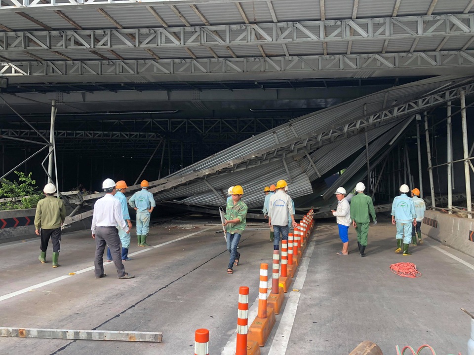 Truy được hình ảnh "thủ phạm" kéo sập giàn giáo trước hầm Thủ Thiêm rồi bỏ chạy - 10 Các công nhân đang khẩn trương thu dọn hiện trường, dự kiến phải mất 2 tiếng mới thông xe trở lại