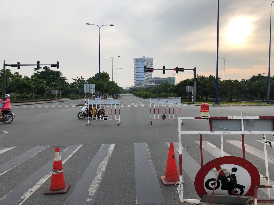 Truy được hình ảnh "thủ phạm" kéo sập giàn giáo trước hầm Thủ Thiêm rồi bỏ chạy - 11 Lực lượng chức năng phong toả, cấm xe ở 2 đầu hầm Thủ Thiêm