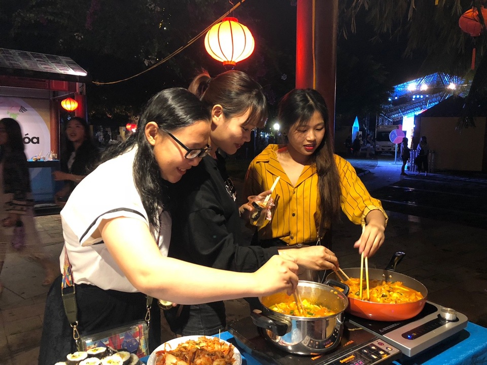Giới trẻ Hội An háo hức trải nghiệm ẩm thực Hàn Quốc - 1 Giới trẻ Hội An háo hức trải nghiệm ẩm thực Hàn Quốc - 1