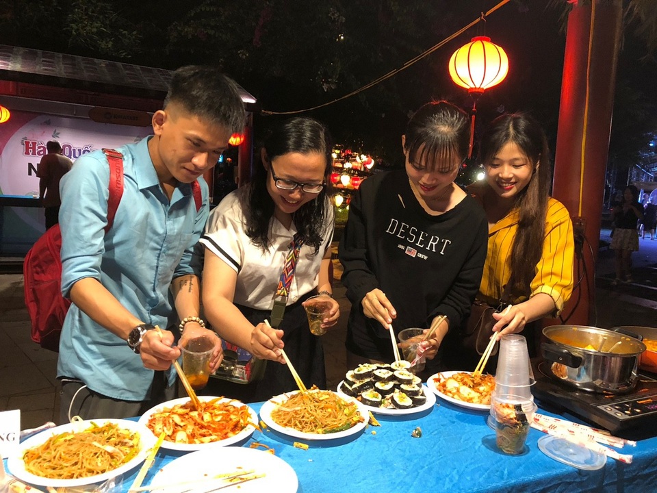 Giới trẻ Hội An háo hức trải nghiệm ẩm thực Hàn Quốc - 3 Giới trẻ Hội An háo hức trải nghiệm ẩm thực Hàn Quốc - 3