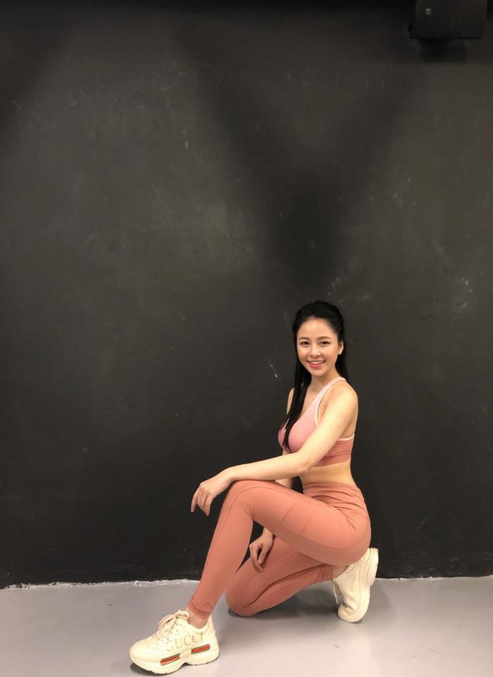 “Khi chúng ta tập luyện thể dục thể thao thì cơ thể sẽ tiết ra hoocmon hạnh phúc. Chính vì vậy tập thể dục sẽ khiến bản thân thấy khoẻ mạnh yêu đời và cho ta một cuộc sống tốt đẹp, lành mạnh hơn”, Trâm Anh khẳng định.