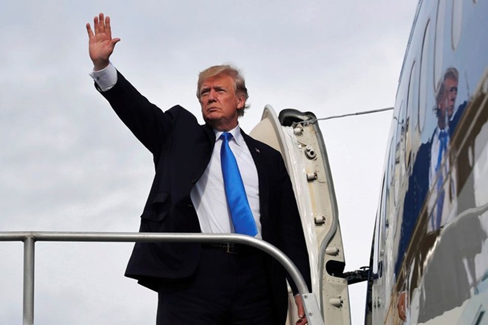Mật vụ Mỹ tiết lộ Tổng thống Trump từng thoát âm mưu ám sát ở Philippines - 1
Tổng thống Mỹ Donald Trump trên chuyên cơ Không Lực Một tại sân bay ở Manila hồi tháng 11/2017. (Ảnh: Reuters)