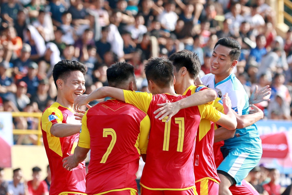 Giải bóng đá phong trào HPL-S6 khốc liệt ngay ngày khai mạc - 3
Vietlott và Kansai Paint là những nhà tài trợ chính của giải đấu này