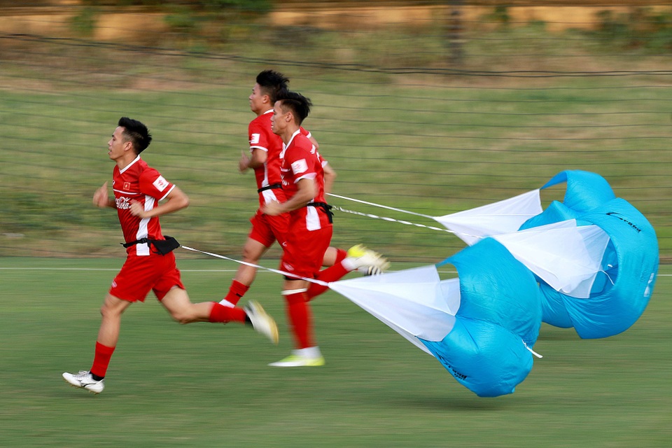 
Các tuyển thủ tập thể lực với... dù - Ảnh: Gia Hưng
