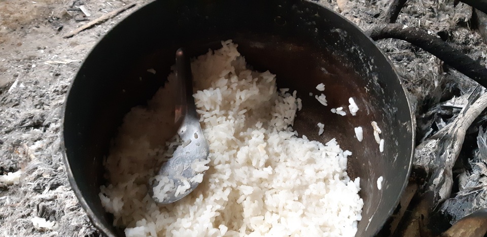 Ở nơi học sinh mầm non, tiểu học phải học trong cảnh “nhiều chấm không” - 5
Bữa trưa cũng chỉ có cơm trắng, ăn kèm với ít măng rừng. Thịt cá với bọn trẻ ở đây là một điều gì quá xa xỉ