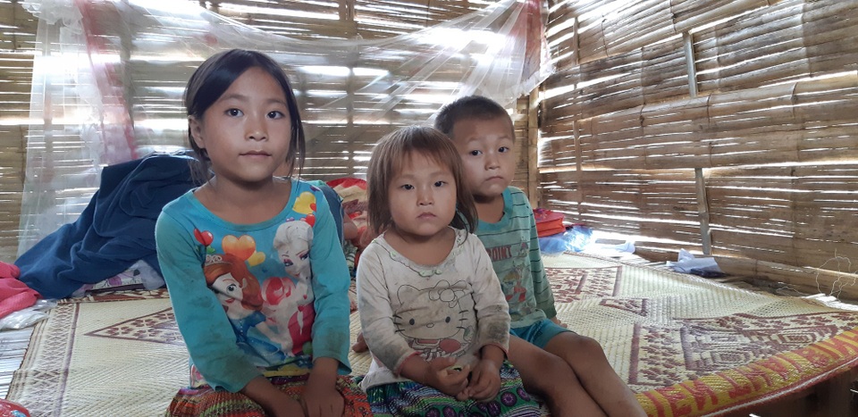 Ở nơi học sinh mầm non, tiểu học phải học trong cảnh “nhiều chấm không” - 9
Những ánh mắt thơ ngây trong những bộ áo quần đã cáu bẩn, chẳng mấy khi được giặt giũ
