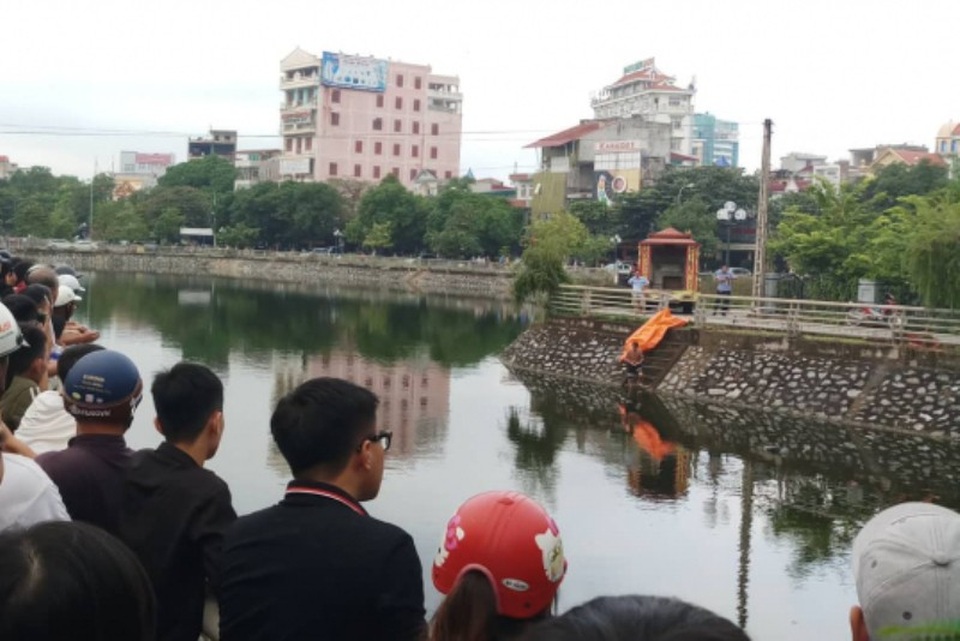 Thi thể người đàn ông nổi trên mặt hồ ở trung tâm Thành phố Thanh Hóa - 1
Hồ Thành, nơi phát hiện thi thể nạn nhân.