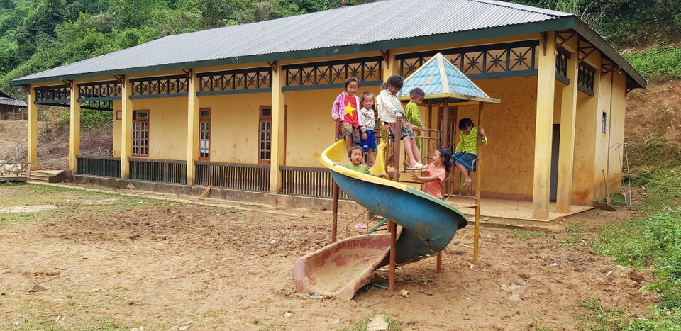 Ở nơi học sinh mầm non, tiểu học phải học trong cảnh “nhiều chấm không” - 13
Niềm vui của các em học sinh bên cầu trượt cáu bẩn đất đá
