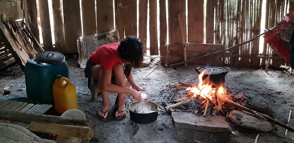 Ở nơi học sinh mầm non, tiểu học phải học trong cảnh “nhiều chấm không” - 4
Cô chị lớn nhất sẽ tự nấu ăn cho các em