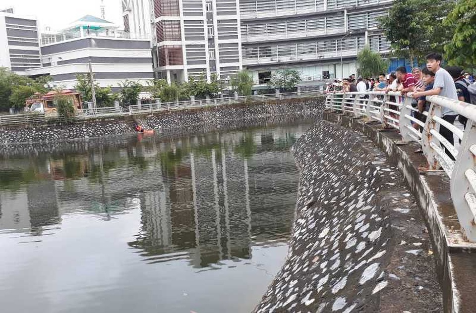 Thi thể người đàn ông nổi trên mặt hồ ở trung tâm Thành phố Thanh Hóa - 2
Sự việc được phát hiện ở khu vực trung tâm Thành phố Thanh Hóa nên thu hút rất đông người dân theo dõi