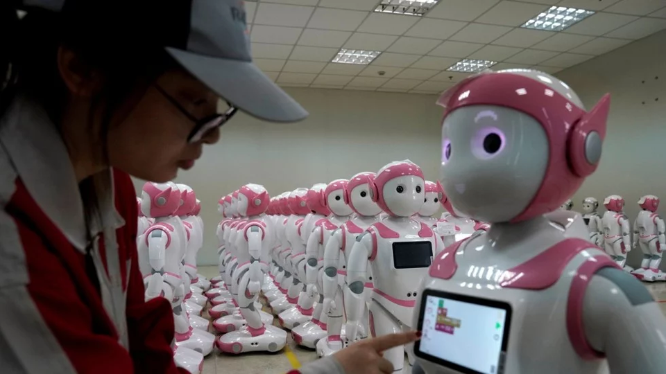 Chiến tranh thương mại làm suy yếu nền tảng phát triển của Trung Quốc - 1 Ông Roche cảnh báo, việc chuyển giao công nghệ chậm chạp có thể làm suy yếu toàn bộ nền tảng phát triển của Trung Quốc trong thập kỷ qua. (Nguồn: SCMP)