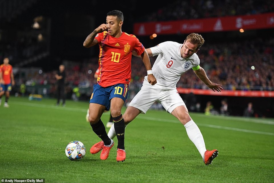 Tây Ban Nha 2-3 Anh: Cú đúp của Sterling - 2
Thiago trong tình huống tranh chấp với Harry Kane