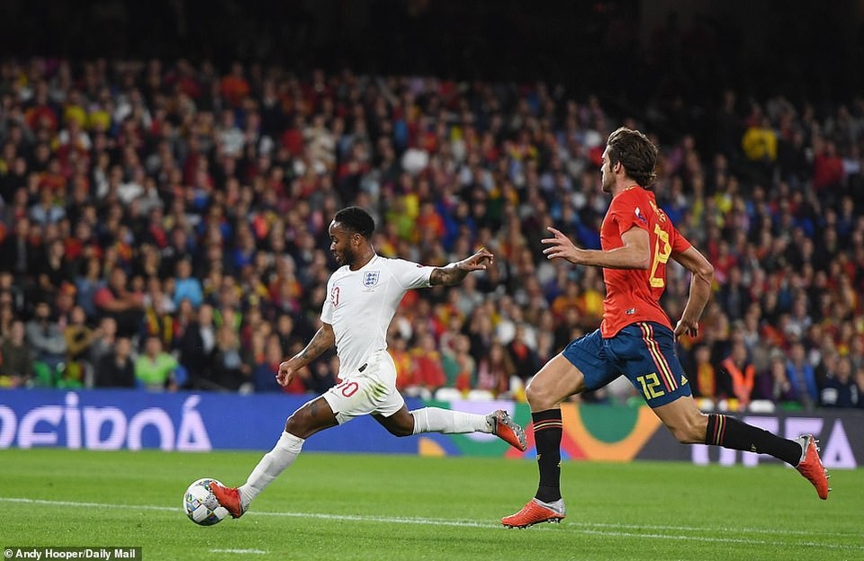 Tây Ban Nha 2-3 Anh: Cú đúp của Sterling - 3
Sterling đã có trận đấu chói sáng với một cú đúp