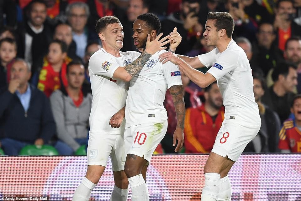Tây Ban Nha 2-3 Anh: Cú đúp của Sterling - 5
Niềm vui của Tam sư