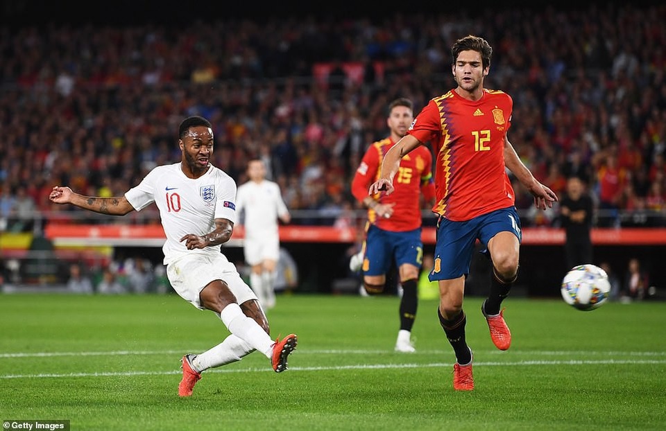 Tây Ban Nha 2-3 Anh: Cú đúp của Sterling - 4
Sterling tận dụng sai lầm của hàng thủ Tây Ban Nha để ghi 2 bàn