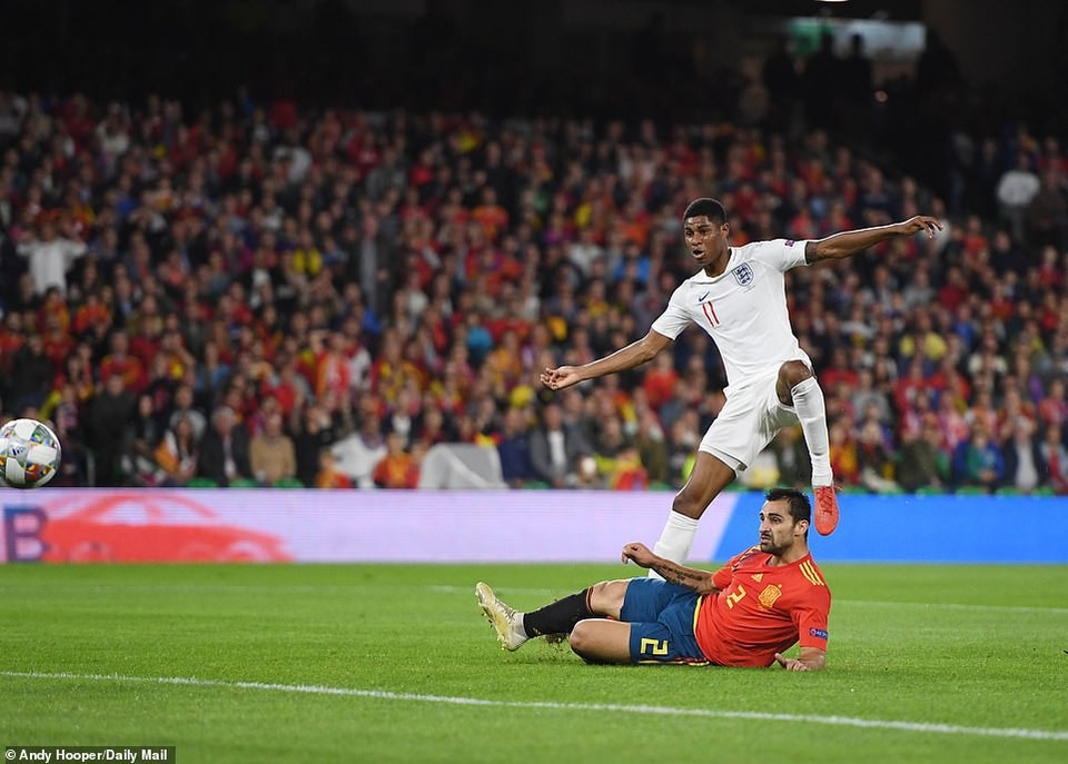 Tây Ban Nha 2-3 Anh: Cú đúp của Sterling - 9
Tây Ban Nha choáng váng nhận 3 bàn thua trong hiệp 1