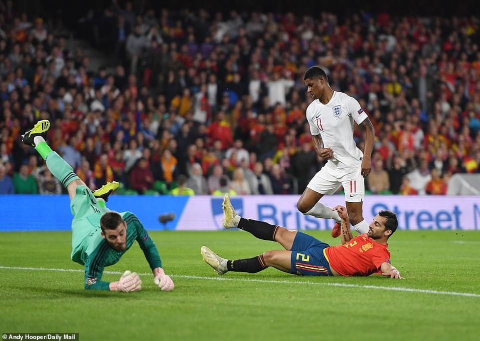 Tây Ban Nha 2-3 Anh: Cú đúp của Sterling - 8
Rashford ghi 1 bàn vào lưới Tây Ban Nha ở hiệp 1
