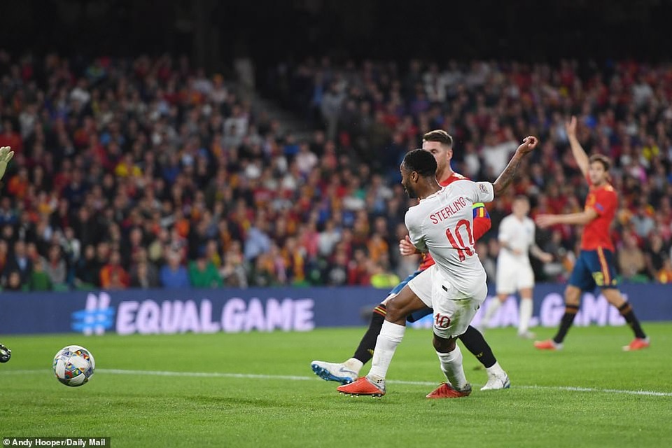 Tây Ban Nha 2-3 Anh: Cú đúp của Sterling - 12
... và Sterling là những người trừng phạt hàng thủ Tây Ban Nha