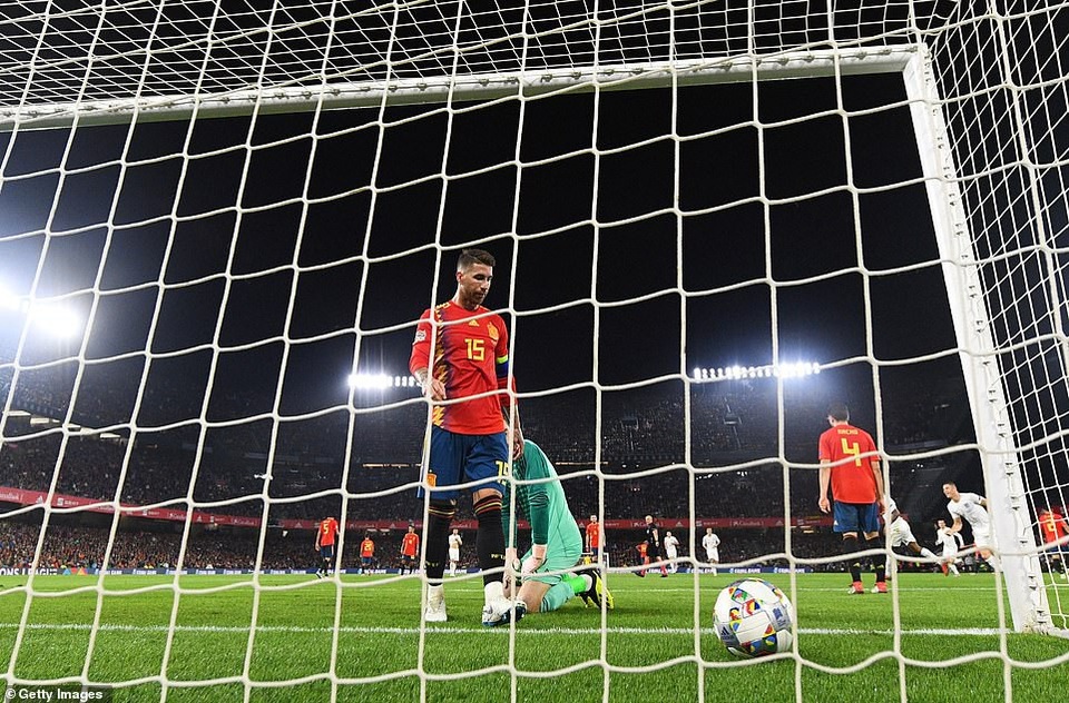Tây Ban Nha 2-3 Anh: Cú đúp của Sterling - 10
Những sai lầm nơi hàng thủ là nguyên nhân khiến Tây Ban Nha gục ngã ở hiệp 1