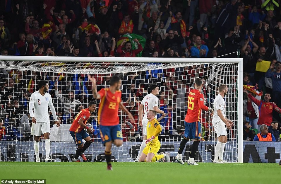Tây Ban Nha 2-3 Anh: Cú đúp của Sterling - 13
Alcacer rút ngắn tỷ số xuống 1-3 ở phút 58