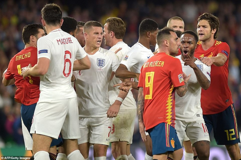 Tây Ban Nha 2-3 Anh: Cú đúp của Sterling - 19
Trận đấu khá căng thẳng và có đến 7 thẻ vàng được rút ra