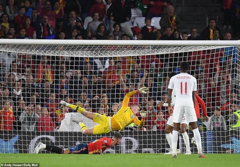 Tây Ban Nha 2-3 Anh: Cú đúp của Sterling - 18
Tình huống Ramos rút ngắn tỷ số xuống 2-3 ở phút 90+8 cho Tây Ban Nha