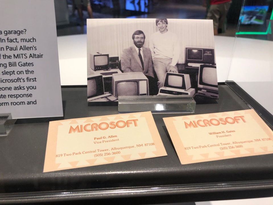 Đồng sáng lập Microsoft qua đời ở tuổi 65 vì bệnh ung thư - 2
Tấm hình chụp Paul Allen cùng Bill Gates được trưng bày trong Phòng tham quan của Microsoft ở trụ sở Redmond.