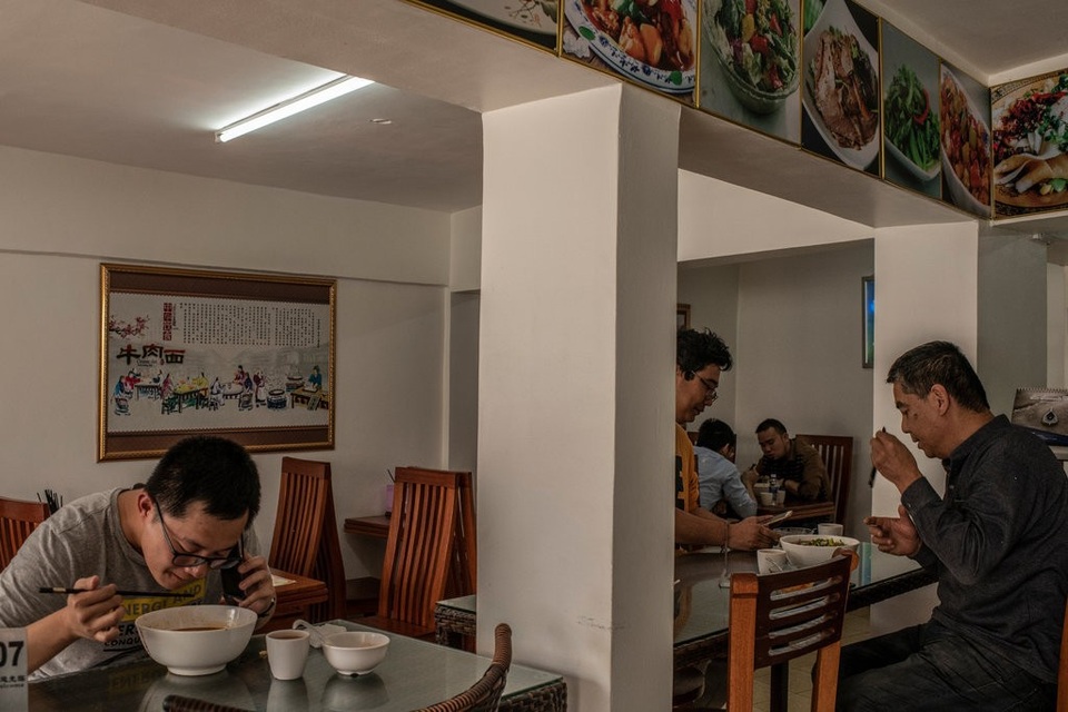 Hệ lụy xã hội từ các dự án đầu tư của Trung Quốc tại Kenya - 2 Một quán mì Trung Quốc ở Kenya (Ảnh minh họa: New York Times)