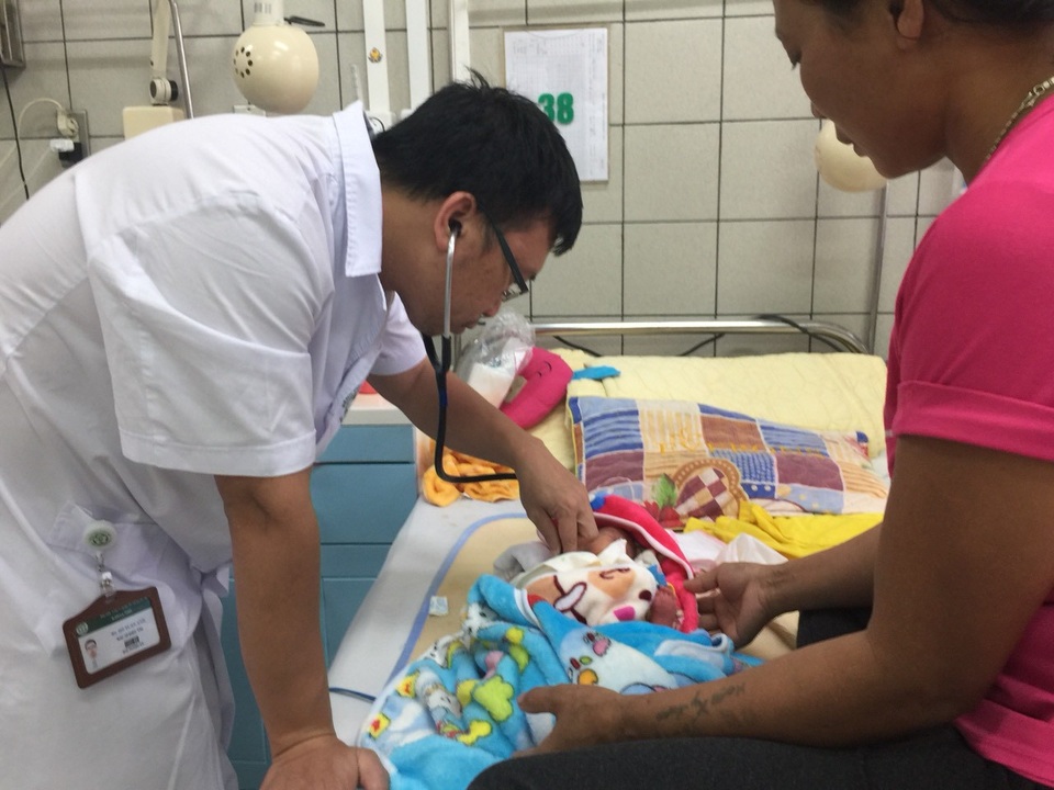 Mẹ con sản phụ thập tử nhất sinh vì tự bỏ điều trị tuyến giáp khi mang thai - 1 Bệnh nhi hiện đã ổn định sau 10 ngày được chăm sóc tích cực. Ảnh: M.T