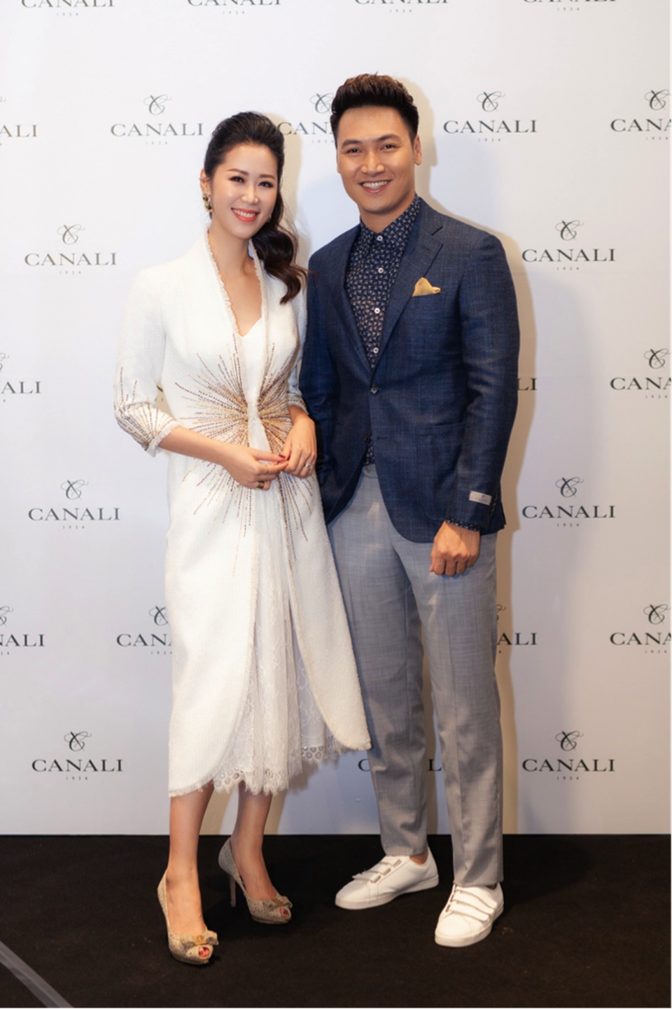 Lễ khai trương Canali tại Hà Nội với sự góp mặt của nhiều quý ông và doanh nhân thành đạt - 6 Hoa hậu Dương Thùy Linh thanh lịch trong vai trò MC của chương trình. Nam diễn viên Mạnh Trường chọn cho mình trang phục suit trong Bộ sưu tập Thu Đông 2018 để xuất hiện tại sự kiện.